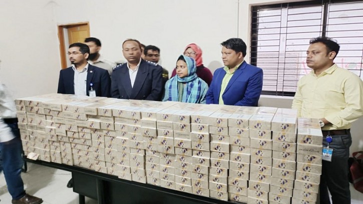 ‘বন্ধন এক্সপ্রেস’ ট্রেন থেকে বিপুল পরিমাণ বিদেশী সিগারেট ও মদ উদ্ধার