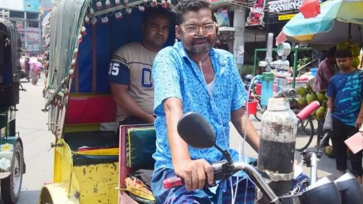 নাকে অক্সিজেন পাইপ নিয়ে রিকশা চালক সেন্টু এখন হাসপাতালে