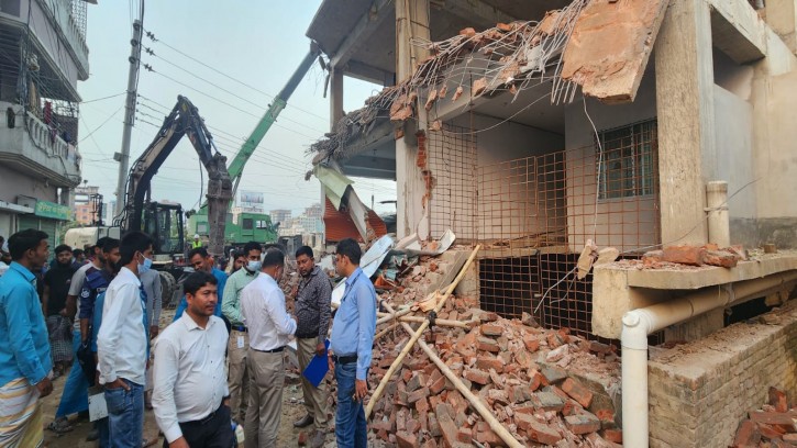 সাইনবোর্ড নারায়ণগঞ্জ এলাকায় মোবাইল কোর্টের উচ্ছেদ অভিযান