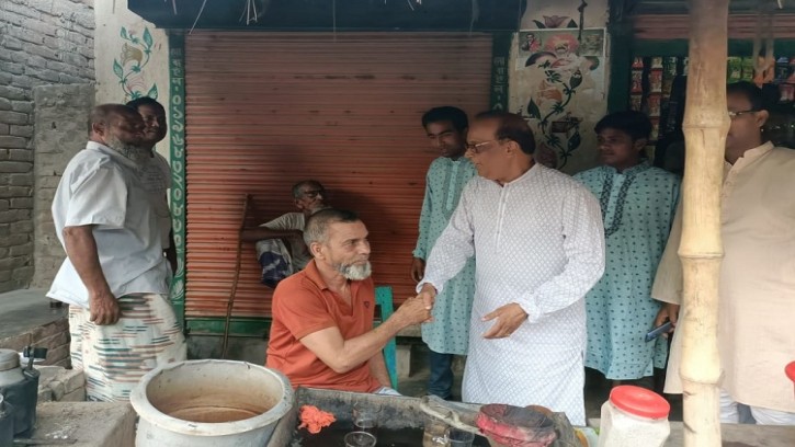 শিবগঞ্জে নৌকায় ভোট চেয়ে নজরুল ইসলামের গণসংযোগ