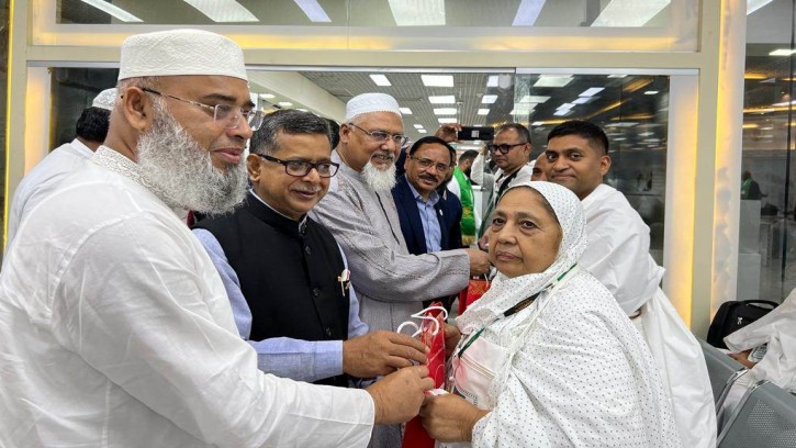 ৪১৫ জন যাত্রী নিয়ে ঢাকা ছেড়েছে প্রথম হজফ্লাইট
