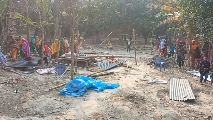 চাঁপাইনবাবগঞ্জে বসতবাড়িতে হামলা-ভাঙচুরের অভিযোগ, নারীসহ আহত ৩