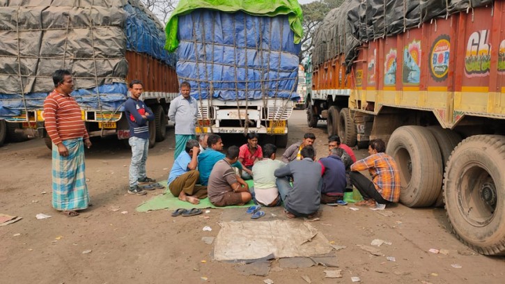 শুল্কায়ন মূল্য বাড়িয়ে দেওয়ায় বেনাপোল বন্দরে আটকা ৪২ ট্রাক চিনি