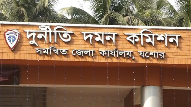 সেই সহকারী রাজস্ব কর্মকর্তা মুকুলের নামে দুদকের মামলা