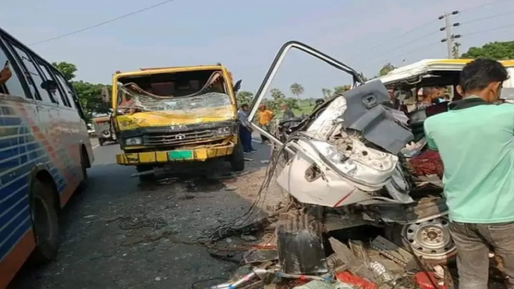  সাতক্ষীরায় ট্রাক ও এ্যাম্বুলেন্সের সংঘর্ষে নিহত ৪, আহত ৩
