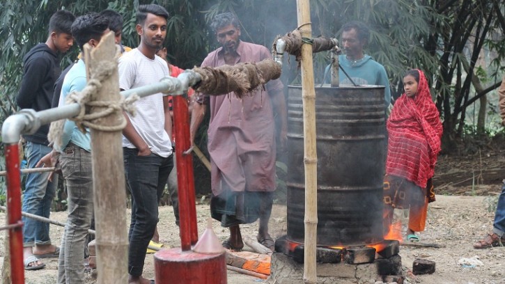 পরিত্যক্ত পলিথিনে মিলছে ডিজেল পেট্রোল ও গ্যাস