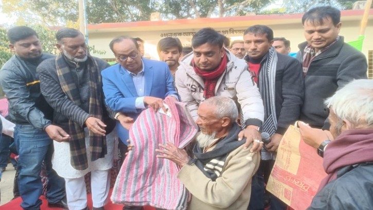 শিবগঞ্জে ৯শ পরিবারের মাঝে উপজেলা চেয়ারম্যানের শীতবস্ত্র বিতরণ