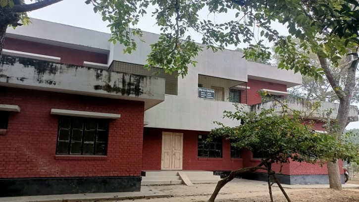 শিবগঞ্জে উপস্বাস্থ্য ও পরিবার পরিল্পনা অফিসগুলোতে মানা চচ্ছে না সরকারি নিযম