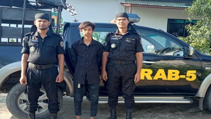 চাঁপাইনবাবগঞ্জে র‌্যাবের হাতে আগ্নেয়াস্ত্র সহ যুবক আটক