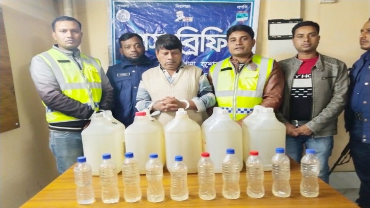 বেনাপোলে দেশী মদসহ মাদক কারবারী গ্রেফতার