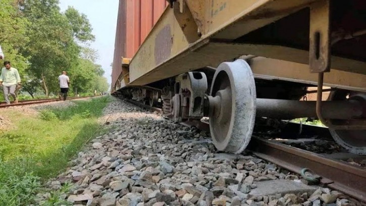 ব্রাহ্মণবাড়িয়ায় গরমে লাইন বেকে মালবাহী ট্রেনের ৭ বগি লাইনচ্যুত