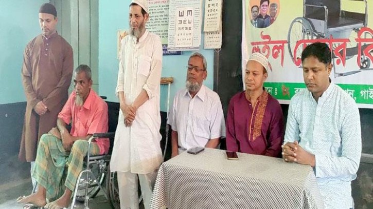গাইবান্ধায় বঙ্গবন্ধু ফাউন্ডেশনের হুইল চেয়ার বিতরণ
