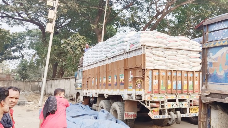 পেঁয়াজের পর বেনাপোল দিয়ে এবার এলো টিসিবির ৩২শ‘ টন ডাল