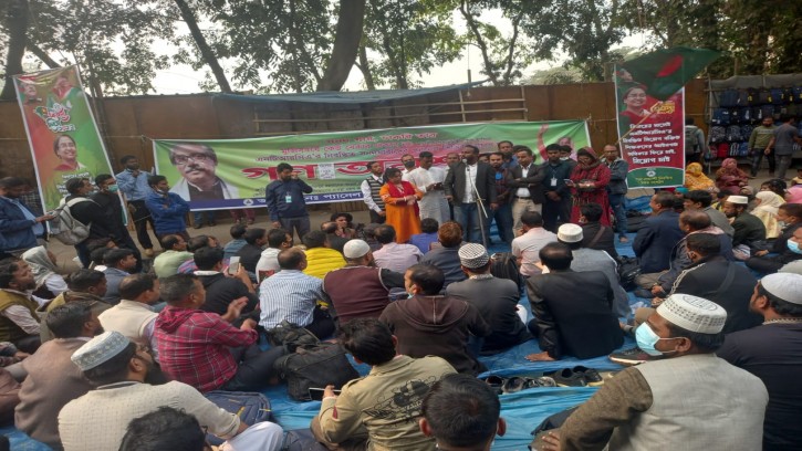 প্যানেলে শিক্ষক নিয়োগের দাবিতে শাহবাগে সমাবেশ