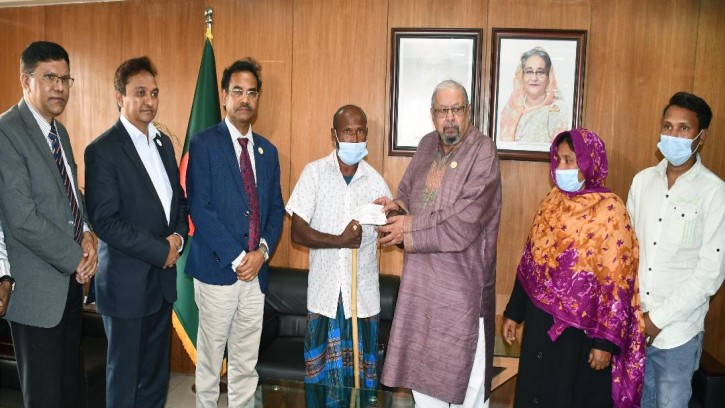 ওমানে দুর্ঘটনায় আহত প্রবাসী কর্মীর হাতে ক্ষতিপূরণের চেক প্রদান