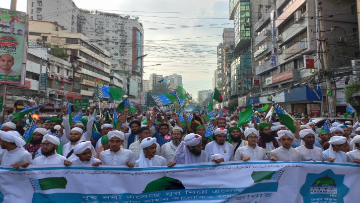 আল্লামা ইলইয়াস আত্তারীর নেতৃ‌ত্বে ঢাকায় বিশাল জস‌নে জূলুস