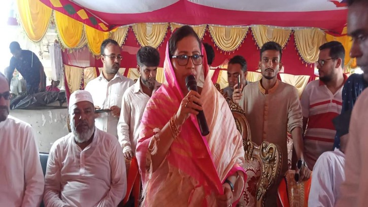  নেছারাবাদে আগুনে ক্ষতিগ্রস্ত ব্যবসায়ীদের মাঝে অনুদান প্রদান