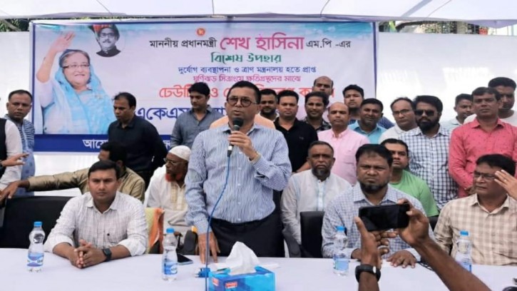 সিত্রাংয়ে ক্ষতিগ্রস্তদের মাঝে টিন ও টাকা বিতরুণ করলেন উপমন্ত্রী শামীম