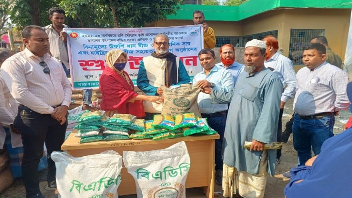 পাইকগাছার বিনামূল্যে ধান বীজ ও রাসায়নিক সার বিতরণ
