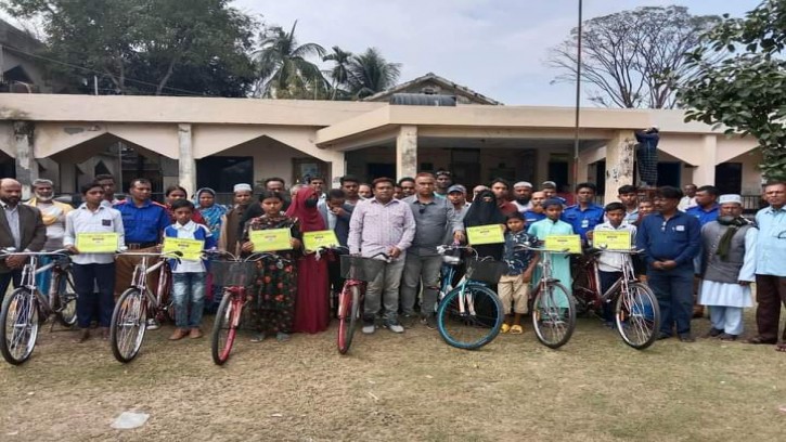 পাইকগাছায় মেধাবী শিক্ষার্থীদের মাঝে সনদ ও বাইসাইকেল বিতরণ