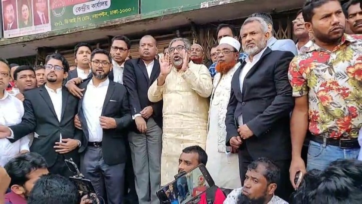 কার্যালয়ে ক্ষয়ক্ষতির তালিকা করছে বিএনপি