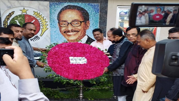 এরশাদের প্রতিকৃতিতে নেতাকর্মীদের শ্রদ্ধা নিবেদন
