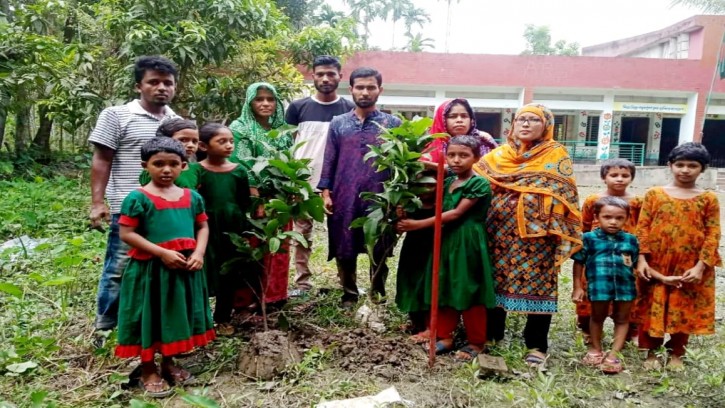পিরোজপুরে বিভিন্ন শিক্ষাপ্রতিষ্ঠানে নাগরিক কেন্দ্রের বৃক্ষরোপণ ও বিতরণ