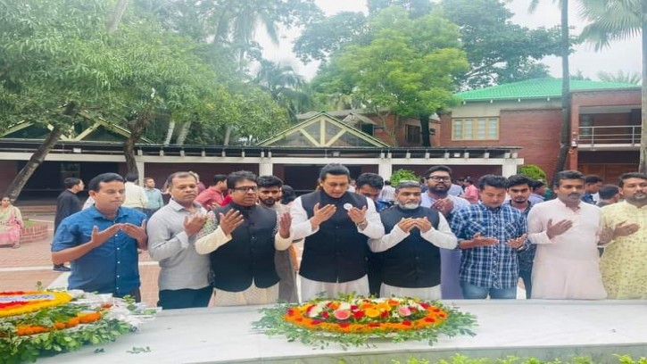 টুঙ্গিপাড়ায় বঙ্গবন্ধুর সমাধিতে চিত্রনায়ক জায়েদ খানের শ্রদ্ধা