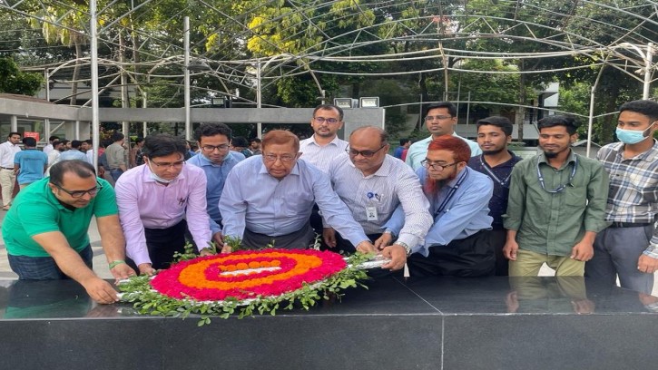 অ্যাক্রেডিটেশন কাউন্সিলের চেয়ারম্যানের নেতৃত্বে বঙ্গবন্ধুর স্মৃতিস্তম্ভে শ্রদ্ধা