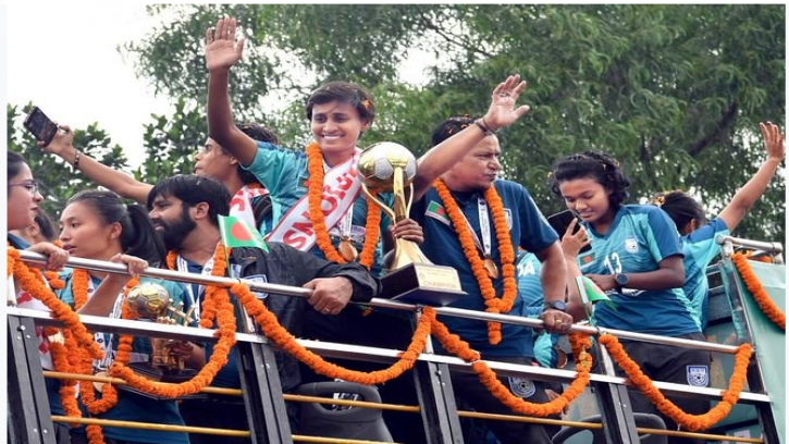 ঢাকায় বীরোচিত সংবর্ধনা পেল সাফ জয়ী নারী ফুটবল দল