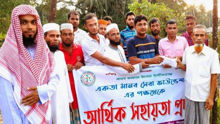 পিরোজপুরে কিডনী রোগীর চিকিৎসায় ও মাদ্রাসা স্থাপনে আর্থিক সহায়তা প্রদান