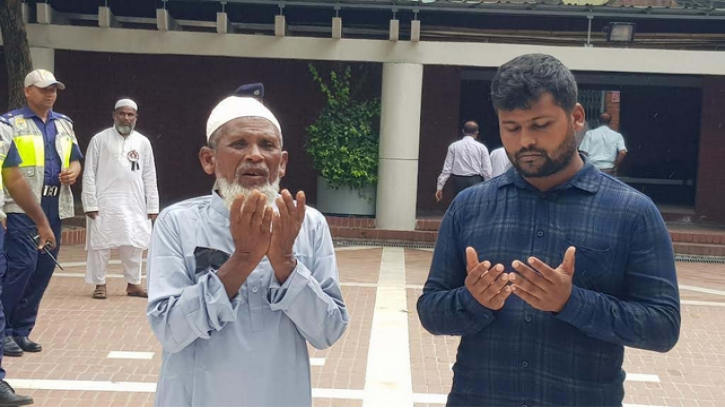 ৩১৩ কি. মি. পায়ে হেঁটে এসে বঙ্গবন্ধুর সমাধিতে শ্রদ্ধা  