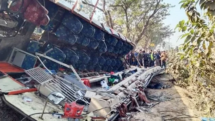 উল্লাপাড়ায় ভ্যানের ওপর বাস উল্টে ৪ যাত্রী নিহত, আহত ১০