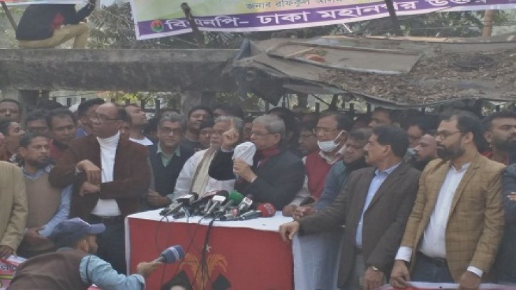 সরকার খালেদাকে রাজনীতি থেকে সরিয়ে দিতে চায়: ফখরুলের অভিযোগ