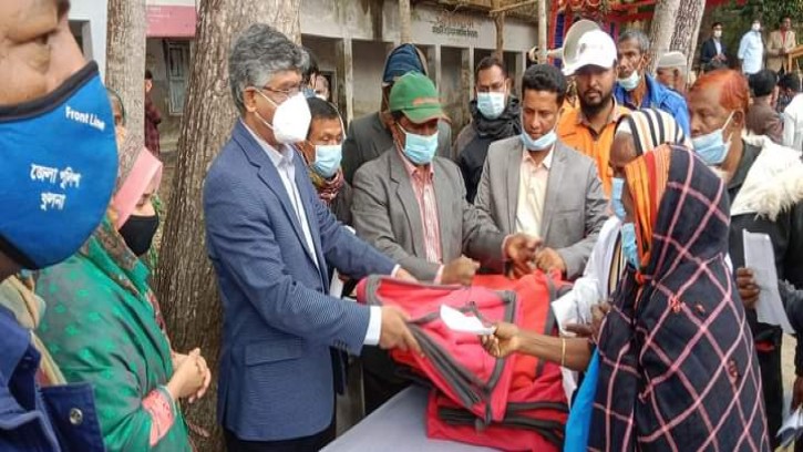 নিজ এলাকায় মানবকল্যাণে বাণিজ্য সচিব