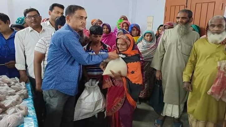 শিবগঞ্জে সুবিধাবঞ্চিত মানুষের মাঝে খাদ্যসামগ্রী বিতরণ