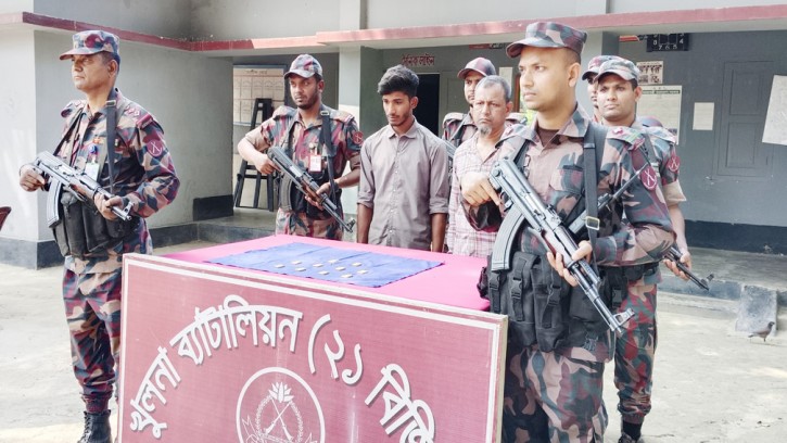 পায়ের মোজায় লুকানো ছিল ১০ টি ম্বর্ণের বার