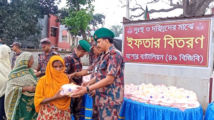 বেনাপোলে দুস্থদের মাঝে বিজিবির ইফতার বিতরণ