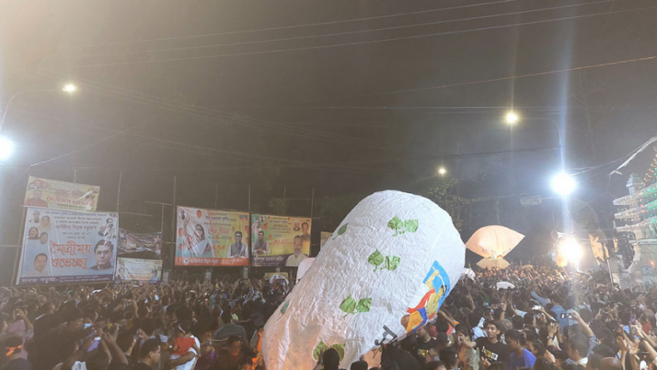 প্রবারণা পূর্ণিমা ঘিরে চট্টগ্রামে ফানুস উৎসব