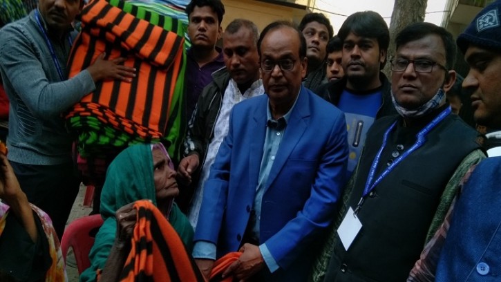 শিবগঞ্জের মনাকষাতে দেড় হাজার মানুষকে কম্বল দিলেন সৈয়দ নজরুল ইসলাম