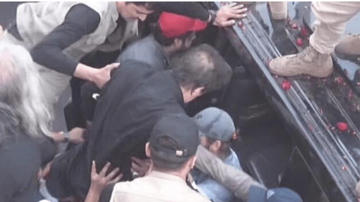 পাকিস্তানে লংমার্চে গুলিবিদ্ধ ইমরান খান