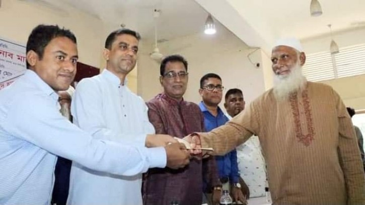 সাঘাটায় ধর্মীয় শিক্ষা প্রতিষ্ঠান ও ক্যান্সার আক্রান্তদের চেক বিতরণ