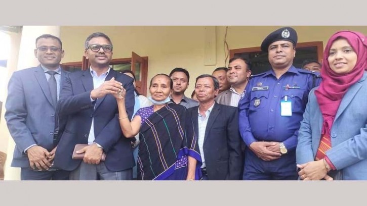 সাফজয়ী ফুটবলার রূপনা চাকমা পেলেন প্রধানমন্ত্রীর দেয়া নতুন ঘরের চাবি