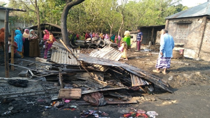 শিবগঞ্জে আগুনে পুড়ল ৮ ঘর, ১৫ লাখ টাকার ক্ষতি