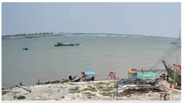 হাইকোর্টের নির্দেশনা উপেক্ষা করে পদ্মার ধাওয়াপাড়ায় কাটা হচ্ছে বালু