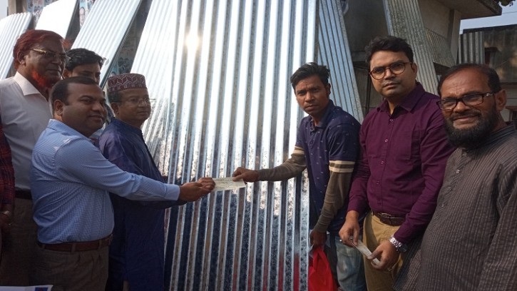 শিবগঞ্জে অসহায় ১শ' পরিবার পেল ঢেউটিন-চেক