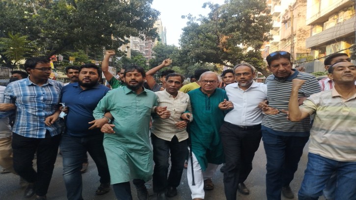 রাজধানীতে রিজভীর নেতৃত্বে সড়ক অবরোধ ও বিক্ষোভ