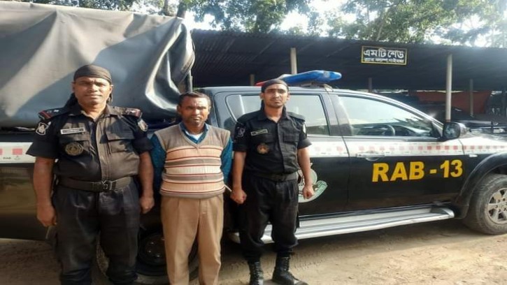 গোবিন্দগঞ্জে র‌্যাবের অভিযানে ফেনসিডিলসহ একজন গ্রেফতার