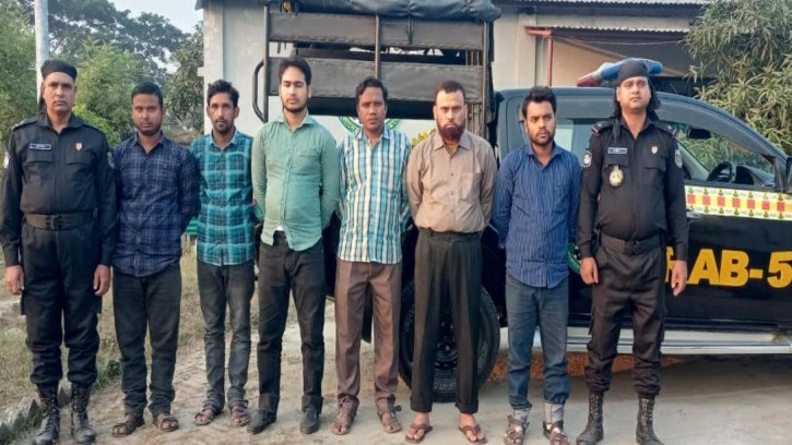 শিবগঞ্জে র‌্যাবের হাতে ভুয়া এনজিও মালিক সহ ৬জন আটক