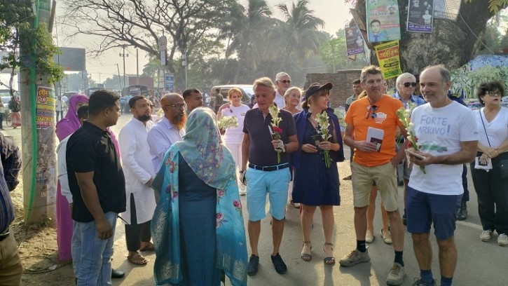 ৯ দেশের পর্যটকবাহী কার র‍্যালিটি বেনাপোল দিয়ে ফিরে গেল ভারতে